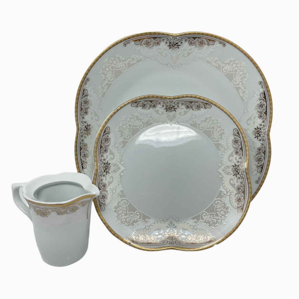 SIX-PERSON 30-PIECE WHITE AND GOLD CLOVER SHAPED DINNERWARE SET