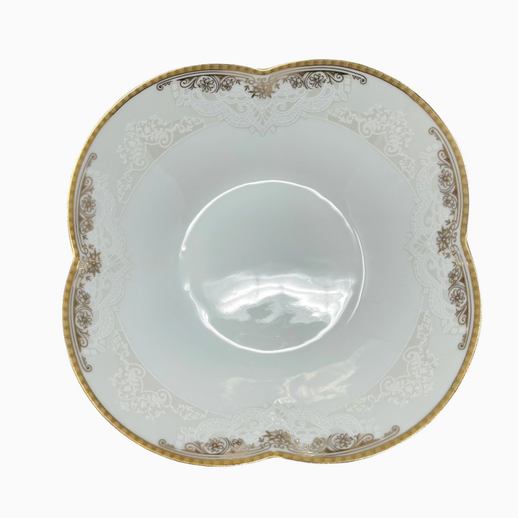 SIX-PERSON 30-PIECE WHITE AND GOLD CLOVER SHAPED DINNERWARE SET